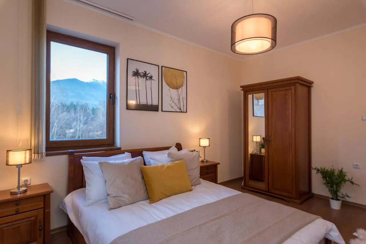 Charming Ski Apartments Near Gondola & Bar Street, Cedar Lodge 1 Complex Bansko