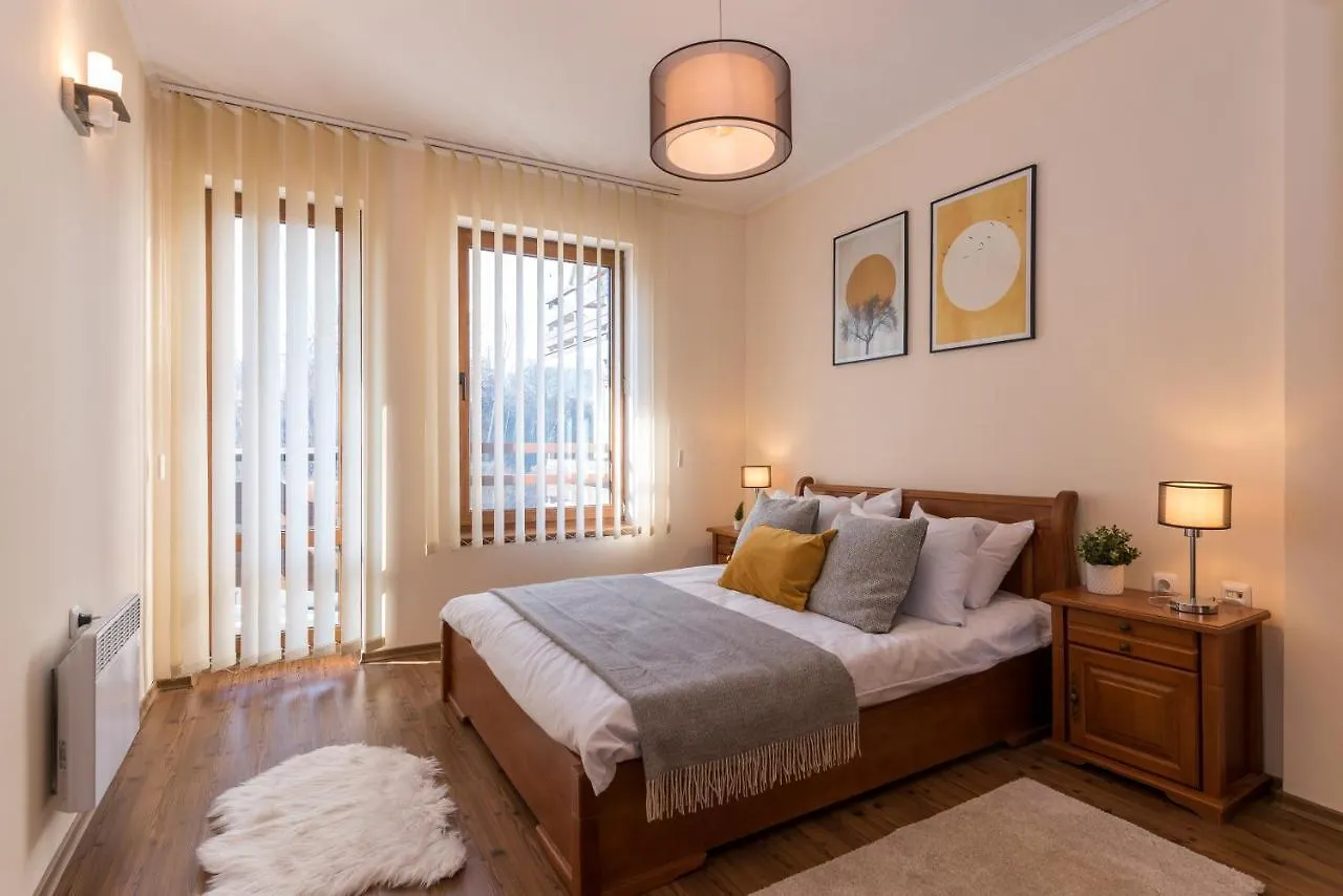 Charming Ski Apartments Near Gondola & Bar Street, Cedar Lodge 1 Complex Bansko