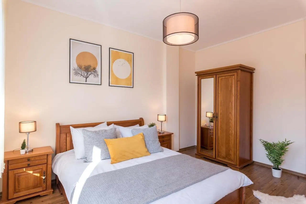 Charming Ski Apartments Near Gondola & Bar Street, Cedar Lodge 1 Complex Bansko