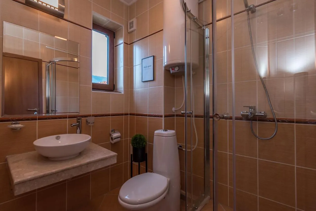 Charming Ski Apartments Near Gondola & Bar Street, Cedar Lodge 1 Complex Bansko