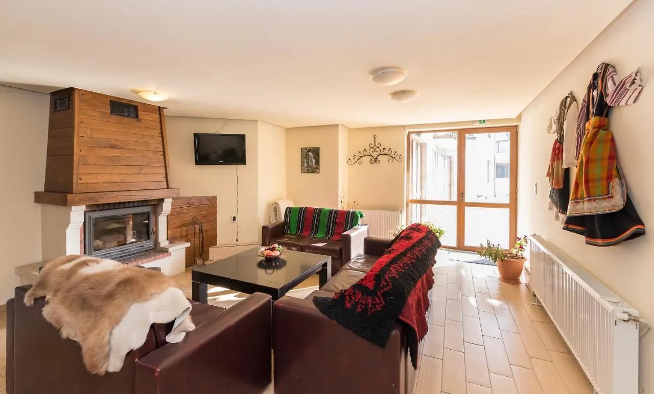 Charming Ski Apartments Near Gondola & Bar Street, Cedar Lodge 1 Complex Bansko